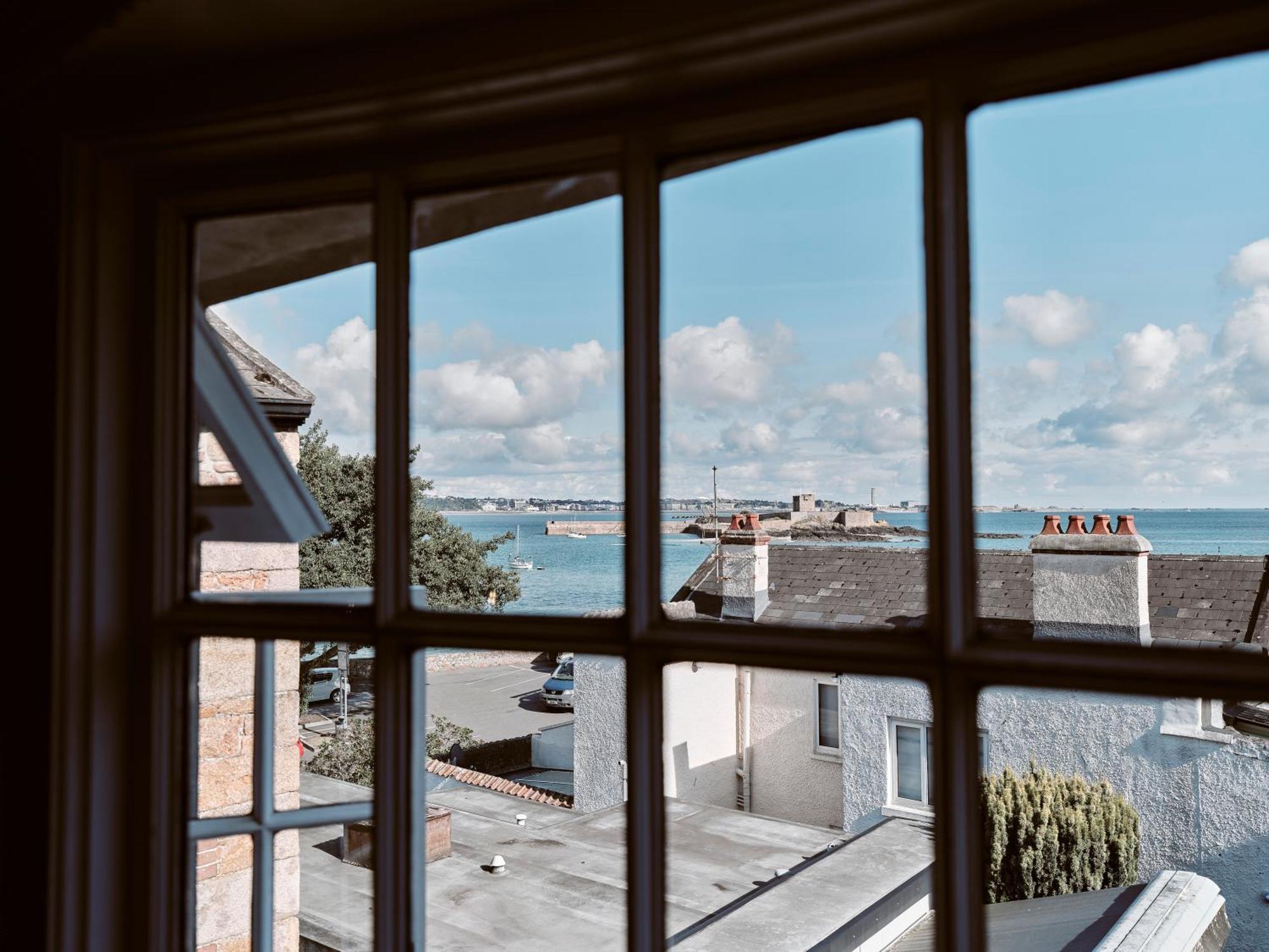 Old Court House Inn St Aubin Екстер'єр фото